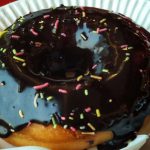 دونات شکلاتی با تزئینات رنگارنگ در کافه چی